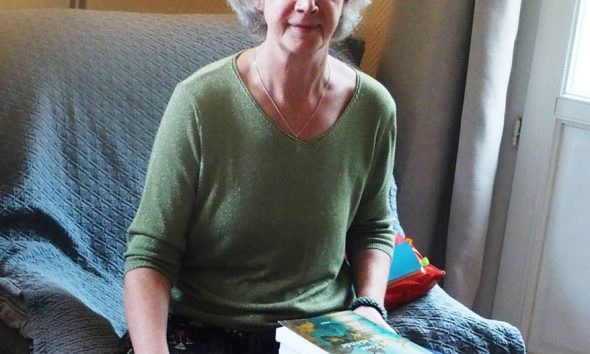 Sylvie Goret avec les livres de ses autobiographes